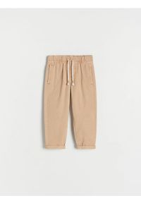 Reserved - Bawełniane spodnie chino - beżowy. Kolor: beżowy. Materiał: bawełna #1