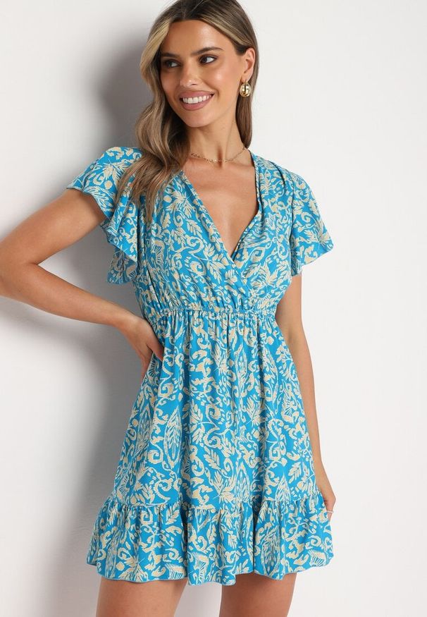 Born2be - Niebieska Rozkloszowana Bawełniana Sukienka z Gumką w Talii i Falbanami Nelsea. Okazja: na co dzień, na randkę. Typ kołnierza: dekolt w kształcie V. Kolor: niebieski. Materiał: bawełna. Długość rękawa: krótki rękaw. Typ sukienki: rozkloszowane. Styl: casual, wizytowy