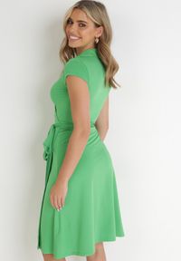 Born2be - Zielona Kopertowa Sukienka Midi Wiązana w Talii Mayella. Kolor: zielony. Materiał: dzianina. Sezon: lato. Typ sukienki: kopertowe. Długość: midi #4