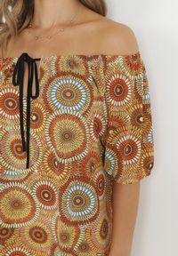 Born2be - Brązowa Sukienka Mini z Hiszpańskim Dekoltem i Ozdobnym Wiązaniem Yarelina. Okazja: na co dzień. Kolor: brązowy. Materiał: tkanina. Długość rękawa: krótki rękaw. Sezon: wiosna, lato. Typ sukienki: proste. Styl: casual. Długość: mini #3