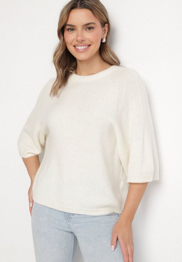 Born2be - Jasnobeżowy Sweter z Wełną i Krótszym Rękawem Dannalie. Okazja: na co dzień. Kolor: beżowy. Materiał: wełna. Długość rękawa: krótki rękaw. Długość: krótkie. Styl: casual, elegancki
