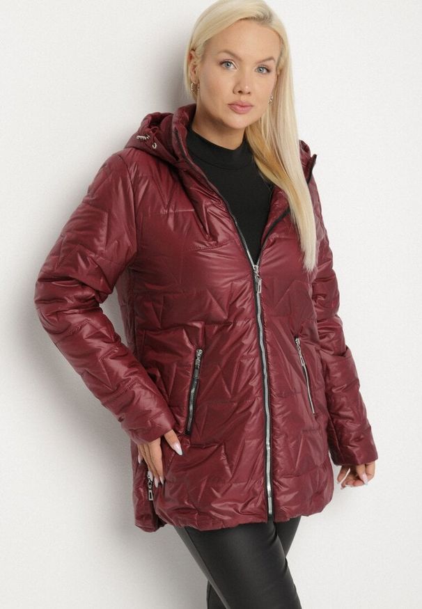 Born2be - Czerwona Pikowana Kurtka z Kapturem w Klasycznym Stylu Mallissa. Okazja: na spacer. Typ kołnierza: kaptur. Kolekcja: plus size. Kolor: czerwony. Materiał: jeans. Wzór: aplikacja. Styl: klasyczny