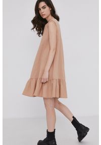 Answear Lab Sukienka bawełniana kolor beżowy mini oversize. Kolor: beżowy. Materiał: bawełna. Typ sukienki: oversize. Styl: wakacyjny. Długość: mini