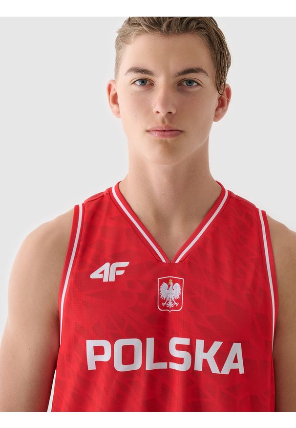4f - 4F Koszulka reprezentacyjna męska 4F x PZKOSZ 2024 - czerwona XXL. Typ kołnierza: dekolt w serek. Kolor: wielokolorowy. Materiał: dzianina, włókno, syntetyk, materiał. Długość rękawa: na ramiączkach. Wzór: gładki, nadruk, ze splotem. Sport: fitness, koszykówka