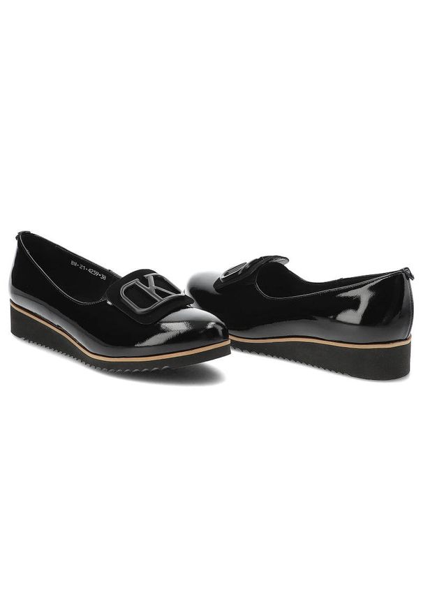 Czarne Półbuty Karino Eleganckie Buty Damskie. Okazja: na randkę, na co dzień, do pracy. Zapięcie: bez zapięcia. Kolor: czarny. Materiał: lakier, skóra. Szerokość cholewki: normalna. Obcas: na obcasie. Styl: elegancki. Wysokość obcasa: średni