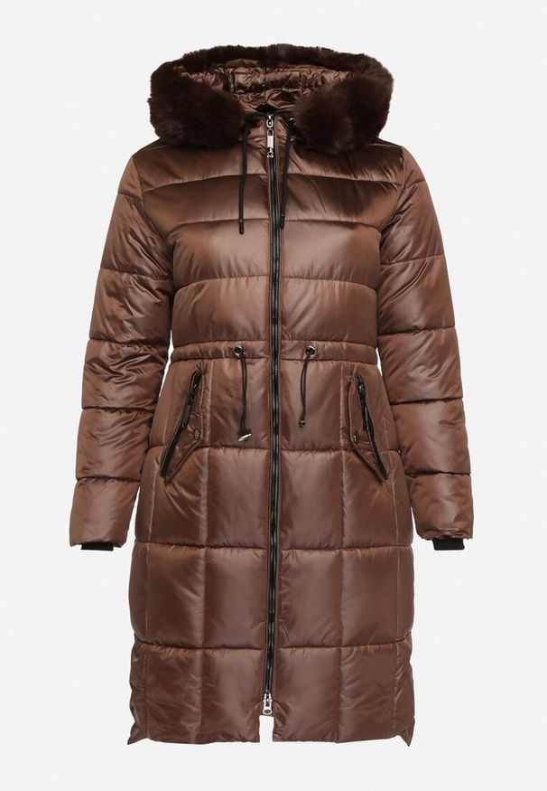 Born2be - Brązowa Pikowana Kurtka ze Ściągaczem w Talii i Odpinanym Futerkiem przy Kapturze Zemilae. Okazja: na co dzień. Kolekcja: plus size. Kolor: brązowy. Materiał: futro. Długość rękawa: długi rękaw. Długość: długie. Styl: elegancki, casual