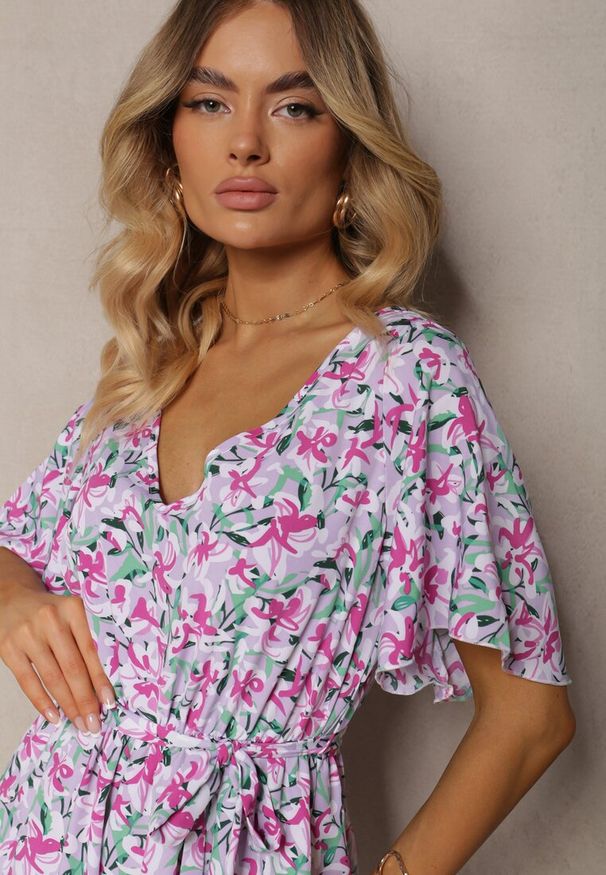 Renee - Jasnofioletowy Kombinezon z Dekoltem w Serek z Gumką w Talii i Materiałowym Paskiem Tessanda. Okazja: na co dzień. Kolor: fioletowy. Materiał: materiał. Styl: elegancki, casual