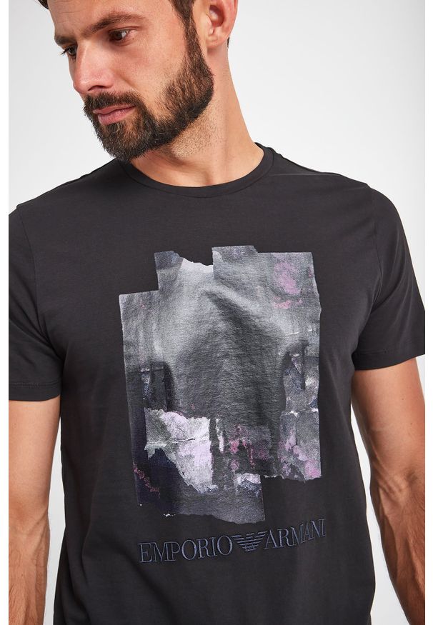 Emporio Armani - T-SHIRT EMPORIO ARMANI. Długość rękawa: krótki rękaw. Długość: krótkie. Wzór: haft, nadruk