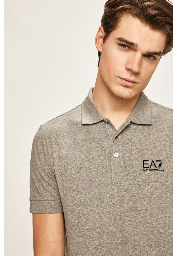 EA7 Emporio Armani - Polo. Okazja: na co dzień. Typ kołnierza: polo. Kolor: szary. Materiał: dzianina. Długość: krótkie. Styl: casual