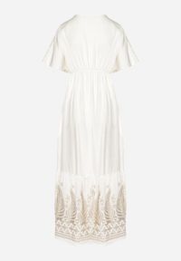 Born2be - Biała Kopertowa Sukienka z Wiskozy Zdobiona Frędzlami i Metalicznym Haftem Redeirae. Okazja: na spacer, na co dzień. Typ kołnierza: dekolt w serek. Kolor: biały. Materiał: wiskoza. Wzór: aplikacja, haft. Typ sukienki: kopertowe. Styl: casual, klasyczny #3