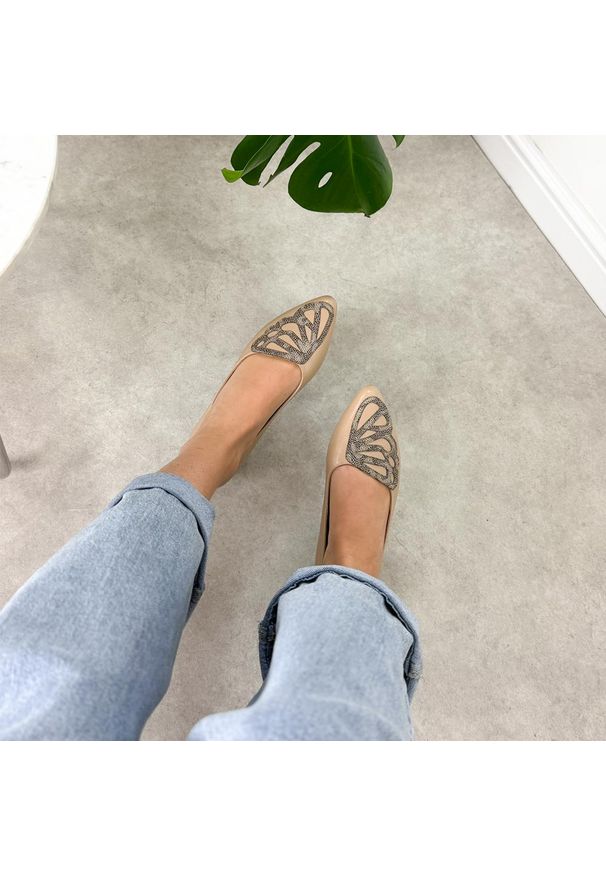 Beżowe półbuty damskie M.Daszyński Sa201A-2. Okazja: na imprezę. Kolor: beżowy. Szerokość cholewki: normalna. Wzór: aplikacja. Materiał: skóra. Sezon: wiosna, jesień, lato. Obcas: na obcasie. Styl: elegancki, klasyczny. Wysokość obcasa: niski