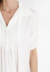 Born2be - Biała Rozkloszowana Sukienka z Zakładkami i Kołnierzykiem Alisano. Kolor: biały. Wzór: aplikacja. Sezon: lato #5