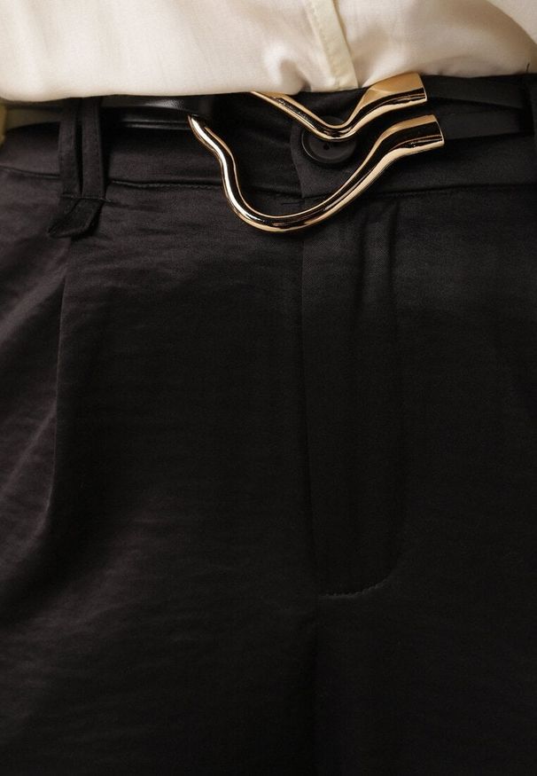 Born2be - Czarne Szerokie Spodnie z Wysokim Stanem z Domieszką Bawełny i Geometryczną Klamrą Syliteia. Okazja: na co dzień. Stan: podwyższony. Kolor: czarny. Materiał: bawełna. Wzór: geometria. Styl: casual