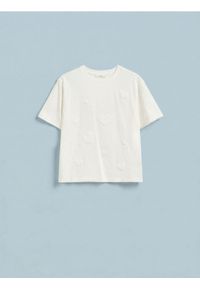 Reserved - T-shirt z haftem w serca - złamana biel. Materiał: dzianina, bawełna. Wzór: haft #1
