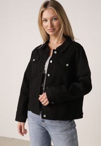 Born2be - Czarna Bawełniana Kurtka Jeansowa Perimea. Kolor: czarny. Materiał: bawełna, jeans #8
