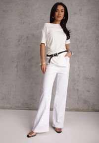 Renee - Biała Asymetryczna Bluzka z Wiskozy z Krótkim Rękawem Zdobiona Marszczeniem Undishi. Okazja: na co dzień. Typ kołnierza: dekolt w łódkę. Kolor: biały. Długość: krótkie. Wzór: aplikacja. Materiał: wiskoza. Długość rękawa: krótki rękaw. Sezon: lato. Styl: casual, klasyczny #5