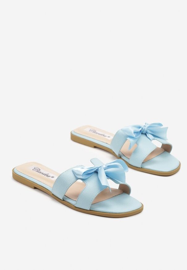 Born2be - Niebieskie Klapki z Wycięciami i Kokardą Tellivia. Kolor: niebieski. Styl: elegancki