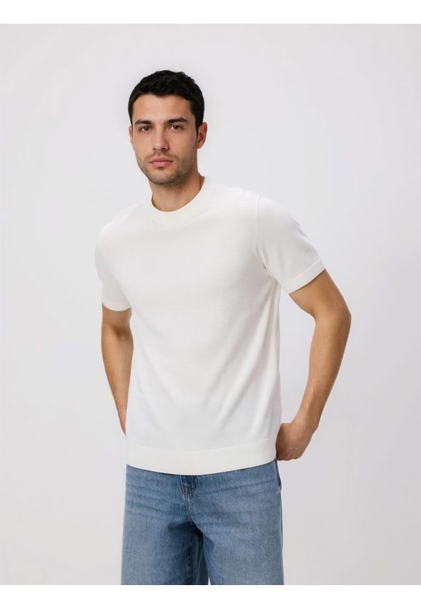 Reserved - Sweter z krótkim rękawem - złamana biel. Materiał: dzianina, bawełna. Długość rękawa: krótki rękaw. Długość: krótkie