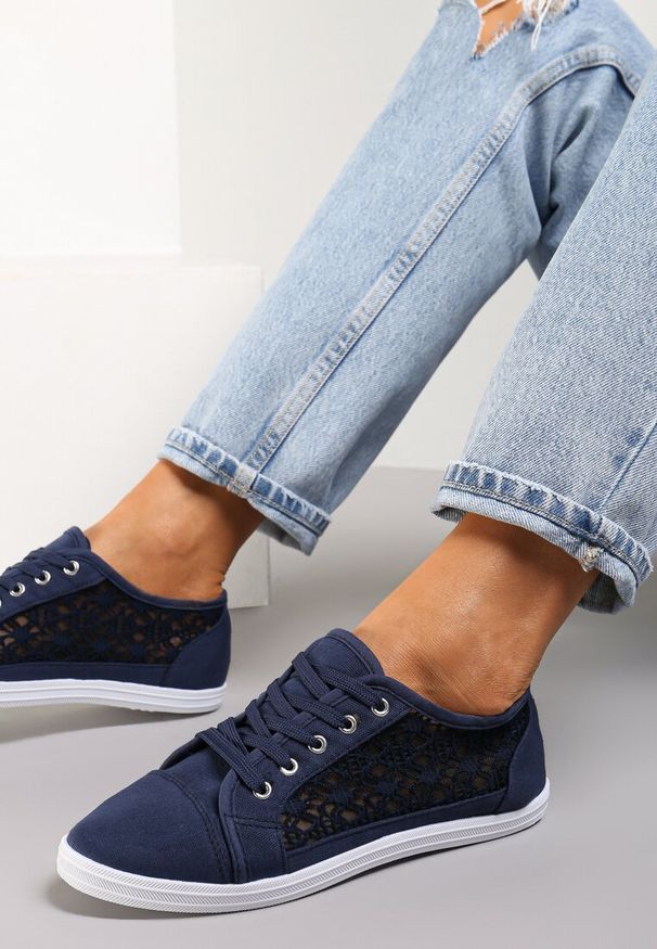 Renee - Granatowe Tenisówki z Ażurowymi Wstawkami Po Bokach Salessa. Okazja: na co dzień. Kolor: niebieski. Materiał: jeans. Wzór: ażurowy. Sezon: lato, wiosna. Obcas: na obcasie. Styl: casual. Wysokość obcasa: niski
