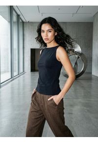 Sinsay - Gładki top bez rękawów - czarny. Kolor: czarny. Długość rękawa: bez rękawów. Wzór: gładki