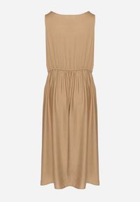 Born2be - Ciemnobeżowa Wiskozowa Sukienka o Rozkloszowanym Kroju z Guzikami Natesana. Okazja: na spacer, na co dzień. Kolor: beżowy. Materiał: wiskoza. Typ sukienki: proste. Styl: casual #5