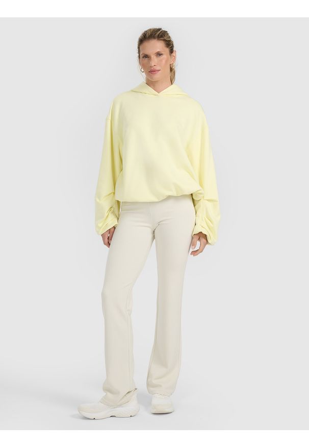 4f - 4F Bluza dresowa nierozpinana z kapturem damska - żółta L. Okazja: na co dzień. Typ kołnierza: kaptur. Kolor: żółty. Materiał: dresówka. Styl: casual