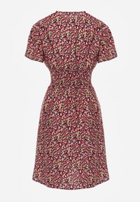 Renee - Granatowa Sukienka Platachus. Typ kołnierza: dekolt w serek, dekolt kopertowy. Kolor: niebieski. Materiał: wiskoza. Wzór: kwiaty, nadruk. Sezon: wiosna, lato. Typ sukienki: kopertowe #2