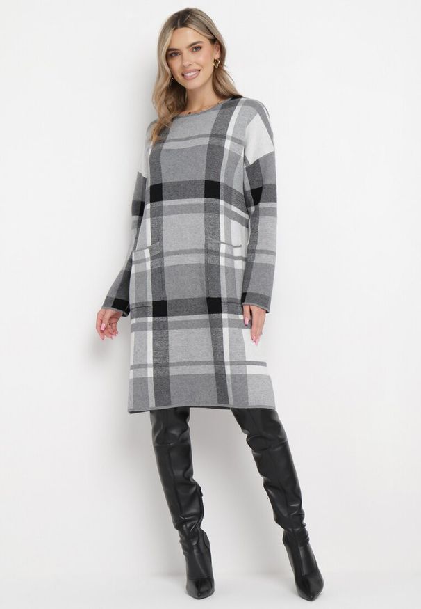 Born2be - Szara Sukienka Midi Sweterkowa w Szeroką Kratę Firmia. Kolekcja: plus size. Kolor: szary. Materiał: wiskoza, bawełna. Typ sukienki: oversize, dla puszystych. Styl: klasyczny, elegancki. Długość: midi