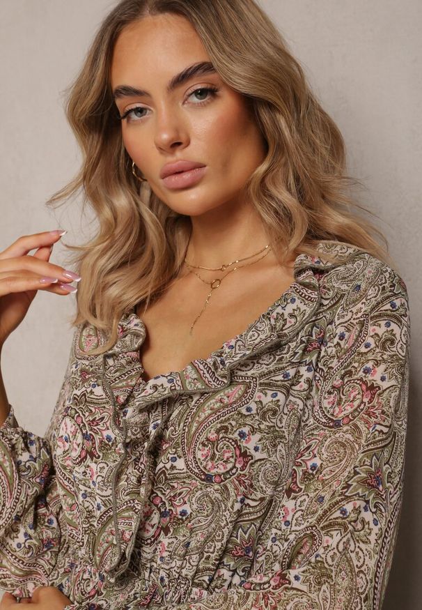 Renee - Jasnozielona Sukienka z Falbanką przy Dekolcie w Ornamentalny Wzór Mana. Okazja: na co dzień, na spacer. Typ kołnierza: dekolt w serek. Kolor: zielony. Materiał: tkanina. Długość rękawa: długi rękaw. Sezon: jesień, wiosna. Typ sukienki: rozkloszowane. Styl: casual