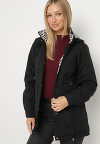 Born2be - Czarna Kurtka Parka z Kapturem z Ozdobną Wyściółką Tiolara. Okazja: na spacer, na co dzień. Typ kołnierza: kaptur. Kolor: czarny. Materiał: jeans. Styl: casual, sportowy #6