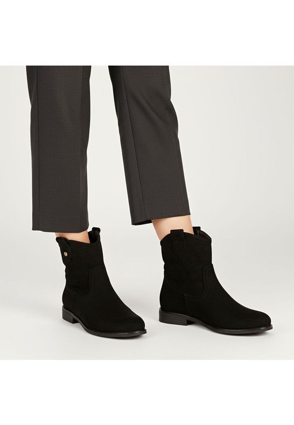 Botki damskie S.Barski, Cholewka z materiału ażurowe wykończenie krótka cholewka wsuwany fason pętla z tyłu Stabilna niska podeszwa prosta bryła deli. Kolor: czarny. Materiał: materiał. Szerokość cholewki: normalna. Wzór: ażurowy