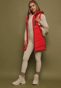 Born2be - Czerwona Pikowana Kamizelka Dwustronna z Kapturem i Sznurkami Leorani. Okazja: na co dzień, na spacer. Typ kołnierza: kaptur. Kolor: czerwony. Materiał: jeans. Styl: sportowy, casual #7