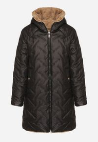 Born2be - Czarna Długa Kurtka Dwustronna z Pikowanymi Przeszyciami i Kapturem Olidia. Okazja: na spacer, na co dzień. Kolor: czarny. Materiał: dzianina, jeans, futro, poliester. Długość: długie. Styl: casual, elegancki #7