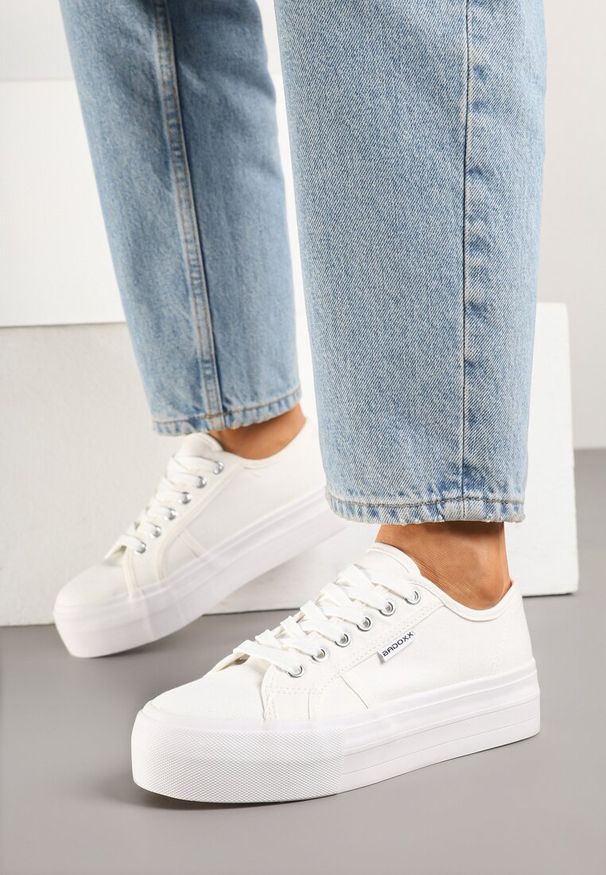 Renee - Białe Basicowe Trampki na Platformie Mailiselle. Okazja: na co dzień. Kolor: biały. Materiał: jeans. Obcas: na platformie. Styl: casual