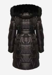 Born2be - Czarna Pikowana Kurtka o Długim Kroju Ozdobiona Paskiem i Odpinanym Futerkiem Milirra. Okazja: na spacer. Kolor: czarny. Materiał: futro. Długość: długie. Wzór: aplikacja. Styl: wizytowy, elegancki #2