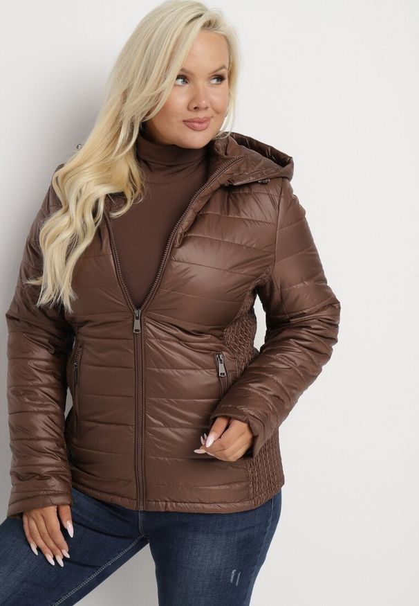 Born2be - Brązowa Pikowana Kurtka z Opinanym Kapturem i Wstawkami z Gumek Terilinde. Okazja: na spacer. Kolekcja: plus size. Kolor: brązowy. Materiał: jeans