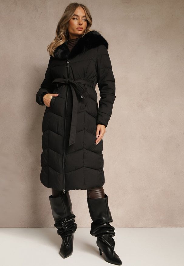 Renee - Czarna Kurtka z Pikowanymi Przeszyciami Futerkiem i Paskiem Serapella. Okazja: na spacer, na imprezę. Kolor: czarny. Materiał: futro