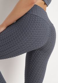 Born2be - Ciemnoszare Legginsy Sportowe z Elastyczną Gumką i Tłoczonym Wzorem Ardisa. Okazja: na co dzień. Kolor: szary. Styl: sportowy #3
