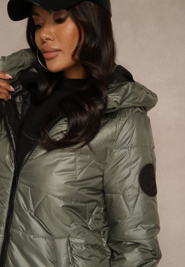 Renee - Zielona Asymetryczna Kurtka z Pikowanymi Przeszyciami i Kapturem Eleadrre. Okazja: na co dzień. Kolor: zielony. Materiał: jeans. Styl: klasyczny, sportowy, casual, elegancki