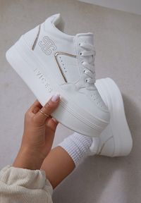 Renee - Biało-Złote Sneakersy Vices na Platformie Ozdobione Metalicznymi Aplikacjami Nelanil. Okazja: na co dzień, na spotkanie biznesowe, do pracy. Kolor: biały. Materiał: jeans. Wzór: aplikacja. Obcas: na platformie. Wysokość obcasa: średni