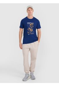 4f - 4F T-shirt regular z nadrukiem męski - granatowy S. Okazja: na co dzień. Kolor: niebieski. Materiał: jersey, materiał, bawełna. Długość rękawa: krótki rękaw. Długość: krótkie. Wzór: nadruk. Styl: sportowy, klasyczny, casual