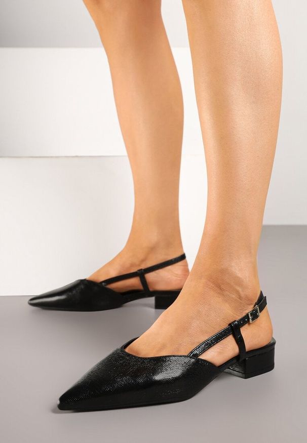 Renee - Czarne Sandały Vices Typu Slingback Nilessea. Okazja: na spotkanie biznesowe. Nosek buta: szpiczasty. Zapięcie: sprzączka. Kolor: czarny. Sezon: lato. Obcas: na obcasie. Styl: elegancki, biznesowy, klasyczny. Wysokość obcasa: niski