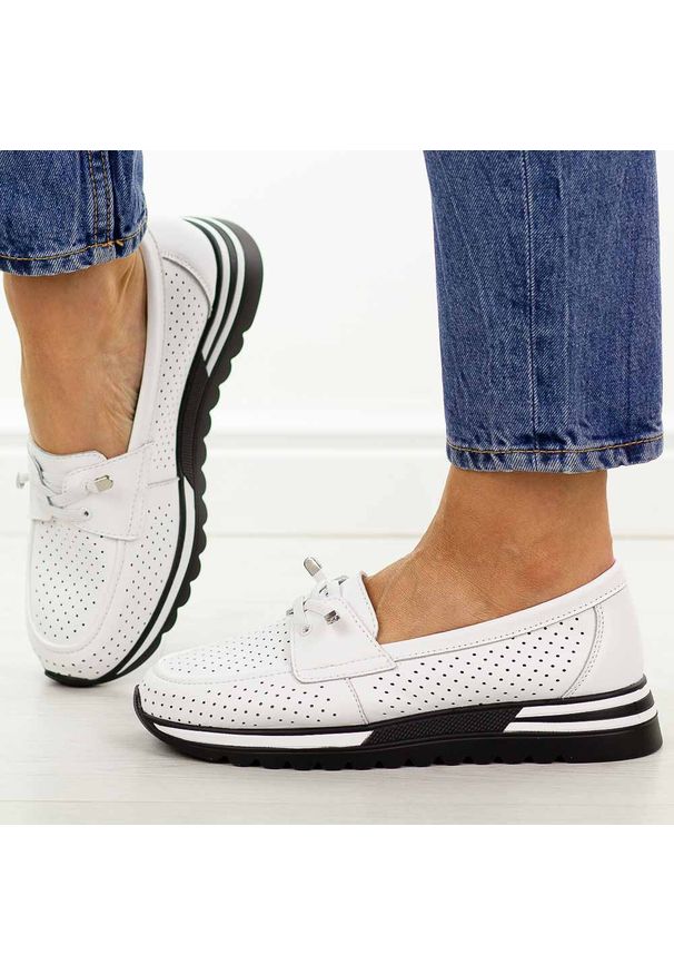 Białe ażurowe skórzane półbuty damskie S.Barski 7066. Okazja: na spacer, na co dzień. Nosek buta: okrągły. Zapięcie: bez zapięcia. Kolor: biały. Szerokość cholewki: normalna. Wzór: ażurowy. Materiał: skóra. Sezon: wiosna, jesień, lato. Styl: casual, elegancki, sportowy, klasyczny