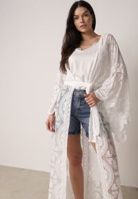 Born2be - Biały Kardigan Ażurowa Narzutka z Materiałowym Paskiem Arisstea. Okazja: na co dzień. Kolor: biały. Materiał: materiał. Długość rękawa: długi rękaw. Długość: długie. Wzór: ażurowy. Styl: casual #1