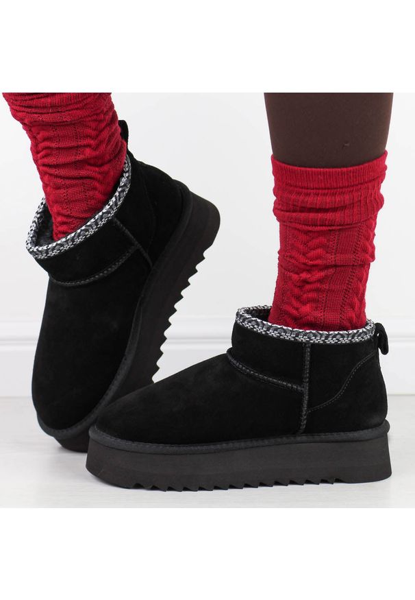 Czarne skórzane ciepłe zimowe mukluki, eskimoski T.Sokolski 530. Okazja: na spacer, na co dzień. Nosek buta: okrągły. Kolor: czarny. Materiał: zamsz, skóra. Szerokość cholewki: normalna. Sezon: zima. Obcas: na platformie. Styl: elegancki, casual, klasyczny