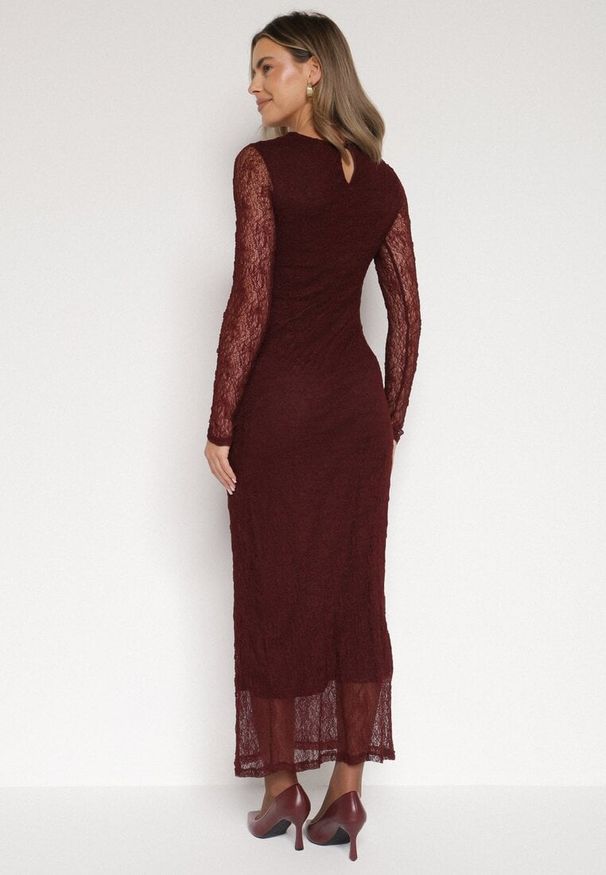 Born2be - Bordowa Dopasowana Sukienka Koronkowa z Długim Rękawem Zenika. Kolor: czerwony. Materiał: koronka. Długość rękawa: długi rękaw. Wzór: koronka. Sezon: wiosna, zima, jesień. Styl: elegancki