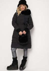 Born2be - Czarna Pikowana Kurtka z Wiązanym Paskiem i Kapturem z Futerkiem Veratta. Okazja: na co dzień. Kolor: czarny. Materiał: futro. Styl: casual, elegancki #6