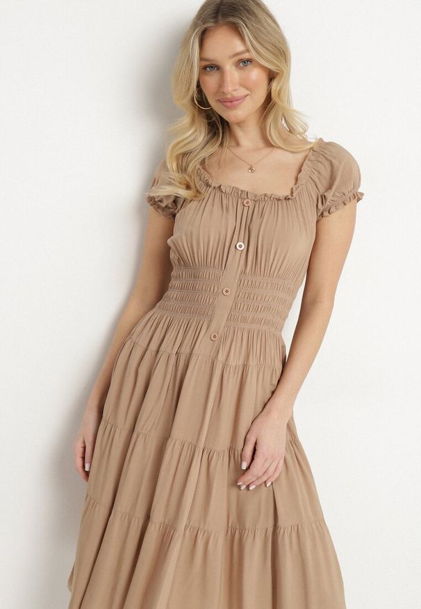 Born2be - Ciemnobeżowa Bawełniana Rozkloszowana Sukienka z Guzikami i Bufiastymi Rękawami Annivi. Okazja: na co dzień. Kolor: beżowy. Materiał: bawełna. Styl: elegancki, klasyczny, casual