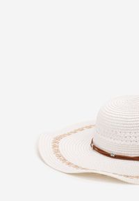 Renee - Biały Duży Kapelusz z Plecionki Naturalnej Udekorowany Wokół Rzemykami Aothiri. Kolor: biały. Sezon: lato. Styl: elegancki, casual