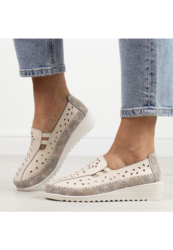 Beżowe przewiewne skórzane półbuty damskie na koturnie T.Sokolski W26-275. Okazja: na co dzień. Zapięcie: bez zapięcia. Kolor: beżowy. Szerokość cholewki: normalna. Wzór: ażurowy. Materiał: skóra. Sezon: wiosna, jesień, lato. Obcas: na koturnie. Styl: casual, klasyczny